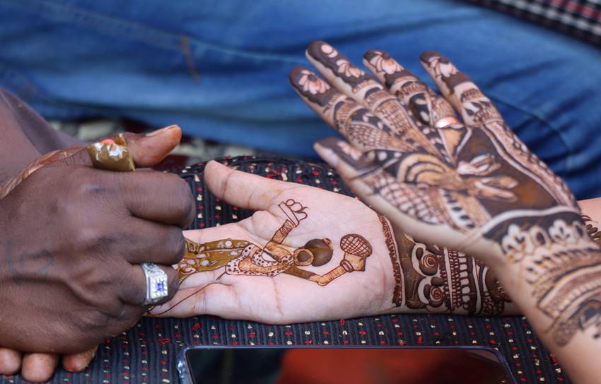 What is the significance of mehndi in Sawan