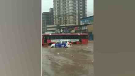 Kalyan, Shilphata road, Malangroad, flooding, heavy rains, traffic blocked, shops submerged, vehicle showrooms, illegal constructions, Adivli, Dhokali, Nandivali, furniture shops, Ola, Uber, Navi Mumbai, Mumbai, flood water, MIDC, AIIMS Hospital Road, Vande Matarm Udyan,