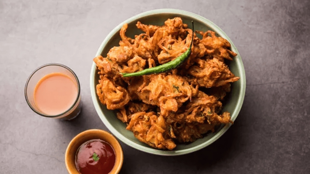 how to make Kanda bhaji crispy and tasty pakodas in monsoon take expert advice