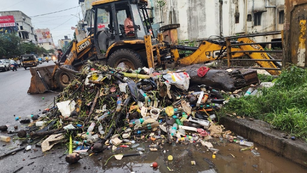 Due to flood in Kolhapur citizens are suffering due to mud waste uncleanliness stench in the city