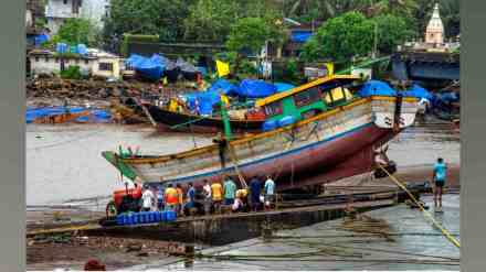 Konkan, fishing season,Konkan fishing season may postponed, gale force winds, rains, coastal areas, August 1, fishing ban, boats, repair, painting, fishing nets, mobilization, diesel, ice, Narli Poornima, arabian sea, konkan fishing, konkan fisherman, konkan news,