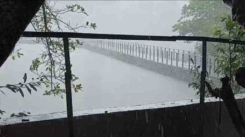 Record Breaking Rainfall in Lonavala, Rainfall of 216 mm in Lonavala, heavy rainfall in lonavala, tourist going back lonavala, tourist in lonavala, lonavala news, rain news, latest news, loksatta news,