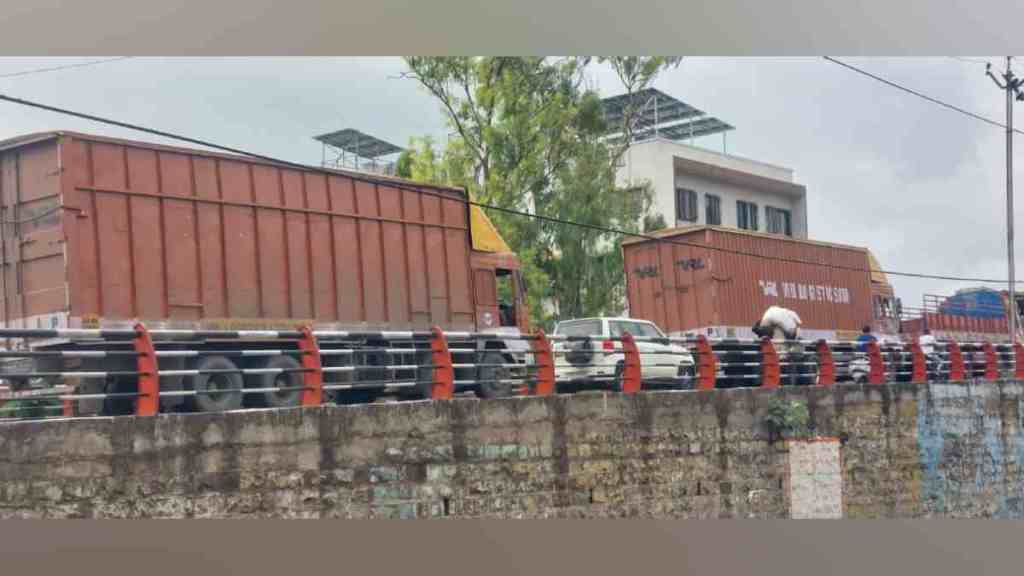 Massive Traffic Jam on Indore Pune Highway, Damaged Container Causes 10 Hour Disruption, 10 Hour Disruption near Manmad, malegaon, yeola, shirdi, kopargaon, nashik news,