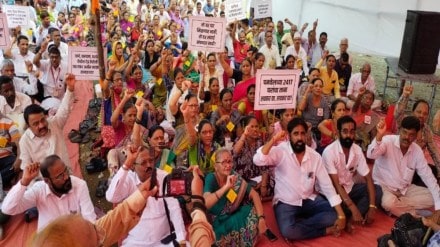 mill workers and their successor protest on azad maidan tomorrow