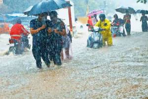 Heavy rainfall causes flooding in Mumbai