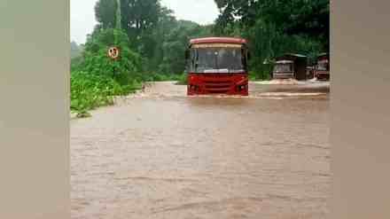 Heavy rains, floods, Ulhas River, Kalu River, Kalyan, Murbad road, traffic blocked, villages isolated, cargo vehicles, vegetable transport, milk transport, Hedavali bridge, Tokavade village, Murbadi river, alert, Mharal, Kamba, Ulhasnagar,