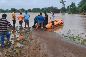 Nine persons trapped in flood water in Awar were rescued by the teams of Natural Disaster Prevention Department