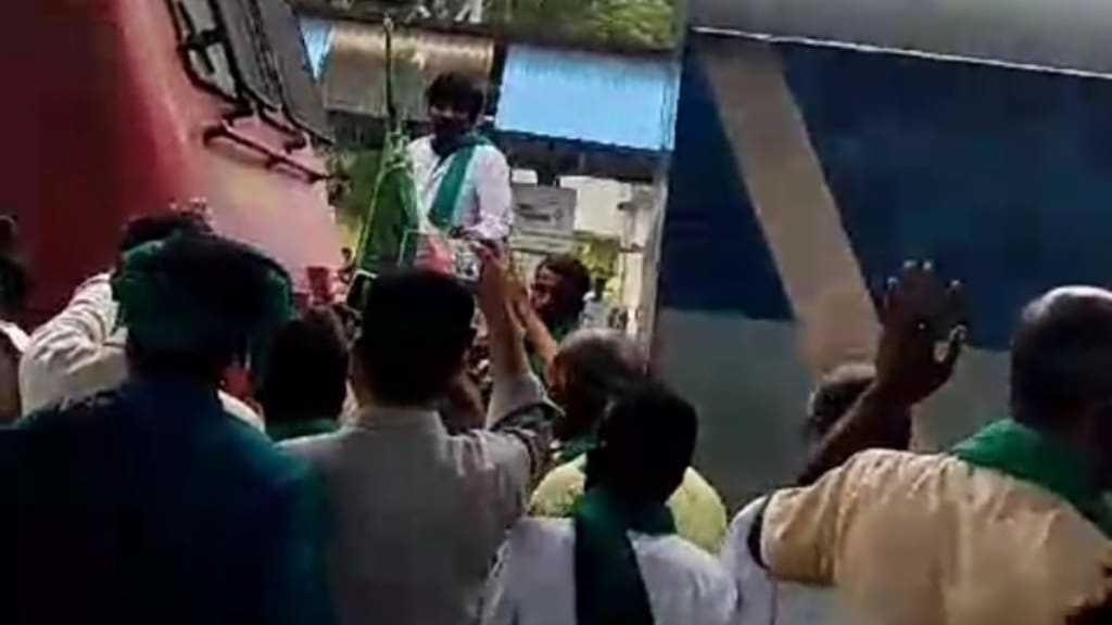 farmers blocked train at nagpur railway station