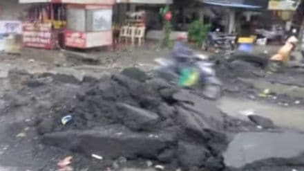 Water enter in the house due to rain in Nagpur angry citizens broke the road