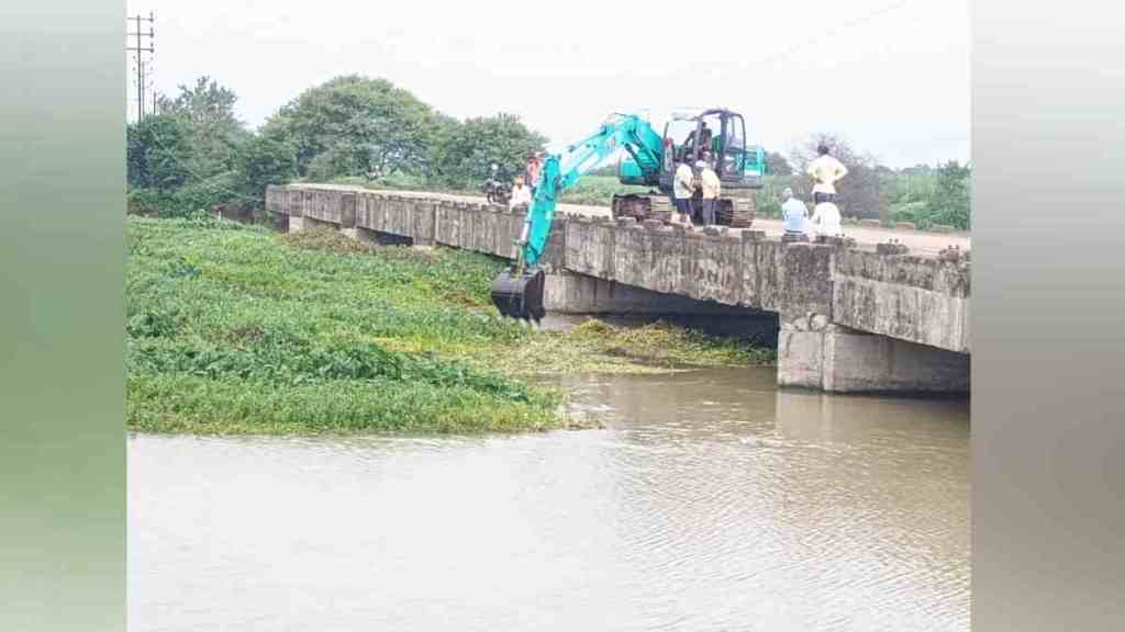 Nashik, River Godavari, Niphad taluka, leafy plants, betel vines, riverbed, heavy rainfall, Godavari catchment, Nandur Madhyameshwar Dam, water flow, bridge danger, agricultural lands, JCB, administration