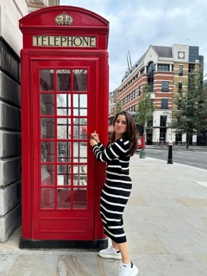 priya bapat iconic photoshoot at red phone booth