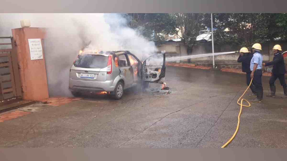 पुणे : पद्मावतीत अचानक मोटारीला आग; कारण काय? | Car Fire Near Padmavati ...