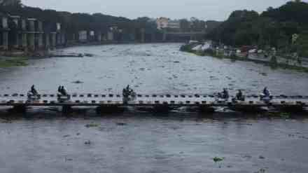 Pune, Mutha River, Citizens Flock to Bridges to Witness Mutha River, flood, heavy rains, Khadakwasla dam, bridges, police arrangements, safety, metro, citizens, Citizens Flock to Bridges to Witness Mutha River