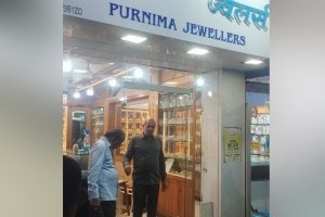 Theft of gold by tricking a jeweler on Gupte Road in Dombivli