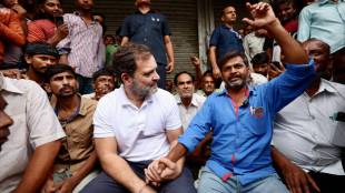 rahul gandhi meets labours at new delhi