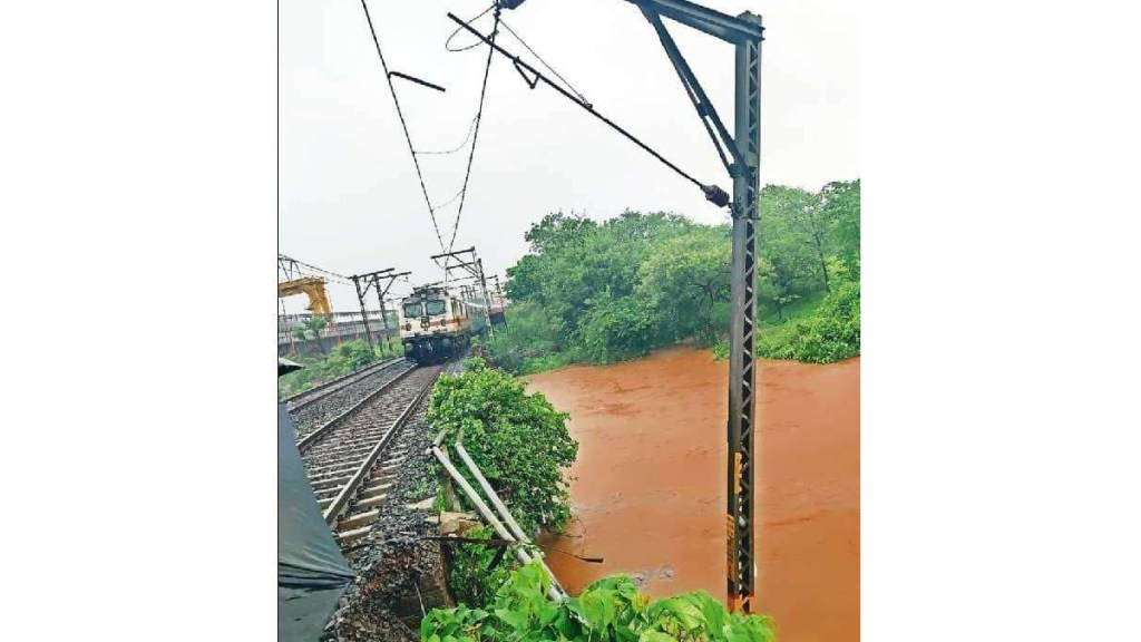 Heavy rains in Thane Palghar and Kalyan Kasara railway traffic stopped due to heavy rain