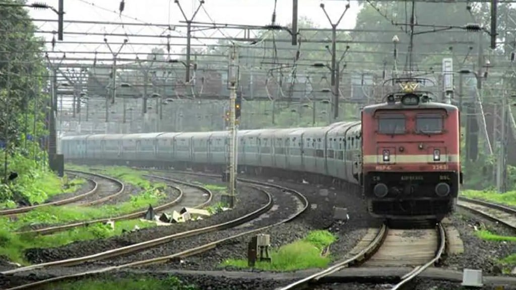 Mahalakshmi Express stuck in rain reached CST after five hours Mumbai