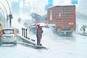 heavy rain in umbai create waterlogging troubles