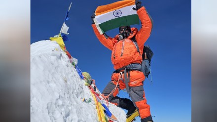 Flag of Maharashtra Police Force with Indian tricolor on Mount Makalu