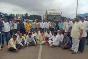 Nashik, farmers, Simantini Kokate, protest, Sinner Ghoti highway, Pandhurli Chauphuli, Samriddhi Highway, construction department, Shivda Pandhurli road, Sinnar taluka, heavy vehicles, road condition, accidents, written assurance, temporary repairs, Sinnar police, nashik news, sinnar news, marathi news, latest news