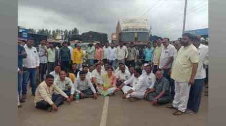 Nashik, farmers, Simantini Kokate, protest, Sinner Ghoti highway, Pandhurli Chauphuli, Samriddhi Highway, construction department, Shivda Pandhurli road, Sinnar taluka, heavy vehicles, road condition, accidents, written assurance, temporary repairs, Sinnar police, nashik news, sinnar news, marathi news, latest news