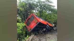 ST Bus accident, st bus accident on Alibag Pen Route, st bus Overturns on Alibag Pen Route, Passengers Safe, Minor Injuries Reported,