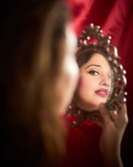 tamannah-bhatia-stree-2-red-corset-saree