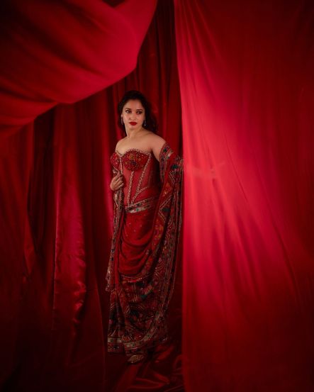 tamannah-bhatia-stree-2-red-corset-saree