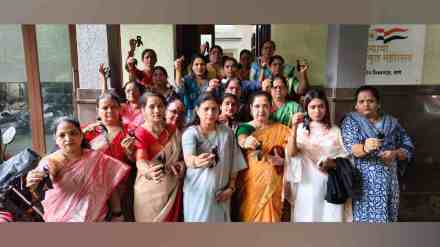 Thane, Shiv Sena Women's Wing, Shiv Sena Women's Wing Protests, Protests Against Women crime, Uddhav Balasaheb Thackeray, protest, crimes against women, Yashshree Shinde, Kaveri Nakhawa, Akshata Mhatre, government inaction, black ribbons, law enforcement, political weight,