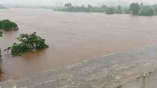 Ulhas River, overflow, danger level, heavy rains, revenue administration, Ambernath, Kalyan, Bhiwandi, flood warning, villages, emergency teams, Ulhas, Kalu rivers, flood preparedness, ulhas river news,
