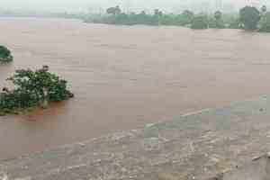 Ulhas River, overflow, danger level, heavy rains, revenue administration, Ambernath, Kalyan, Bhiwandi, flood warning, villages, emergency teams, Ulhas, Kalu rivers, flood preparedness, ulhas river news,
