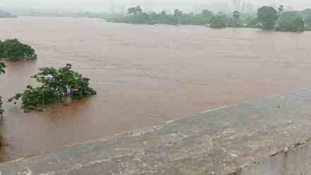 Ulhas River, overflow, danger level, heavy rains, revenue administration, Ambernath, Kalyan, Bhiwandi, flood warning, villages, emergency teams, Ulhas, Kalu rivers, flood preparedness, ulhas river news,