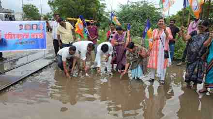 Yavatmal, Vanchit Bahujan Aghadi, protest, potholes, continuous rains, Darda Nagar railway crossing, city council, road maintenance, accidents, fish release, yavatmal news, marathi news, latest news,