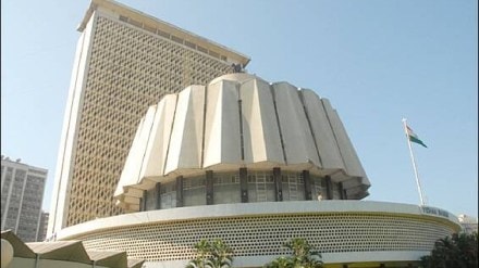 woman attempts suicide in front of maharashtra vidhan bhavan