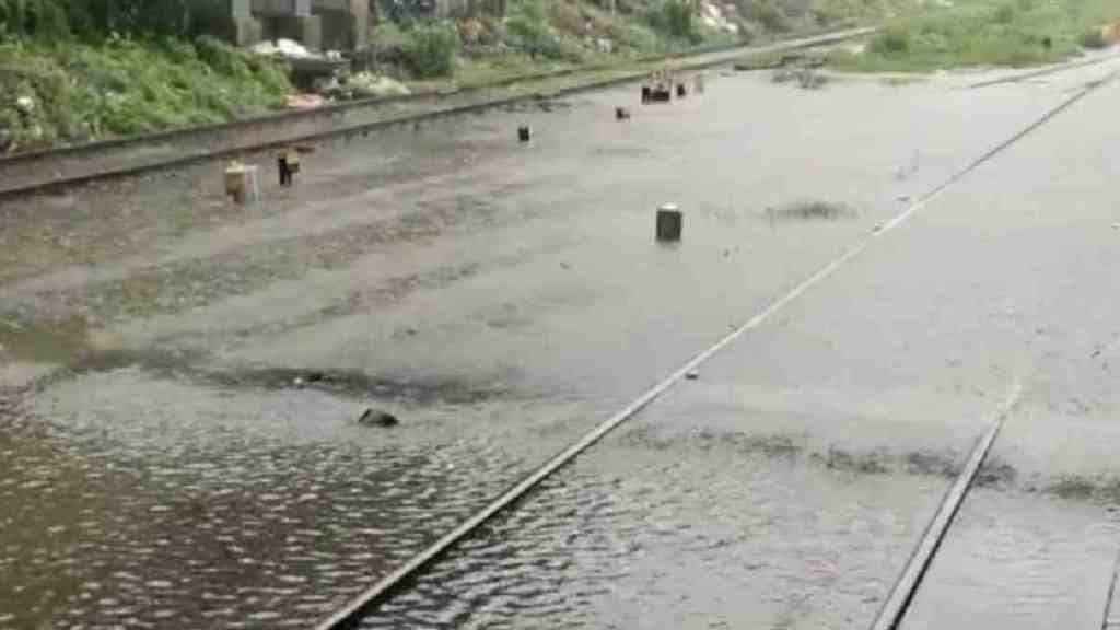 nandurbar, Nawapur, heavy rain, flooding, Surat-Bhusawal railway line, rural areas, communication lost, Rangavali river, traffic blocked, Nagpur-Surat National Highway, low-lying areas, power supply interrupted, crops, Baliraja, Islampura, citizens, knee-deep water, Nandurbar news, marathi news, latest news,