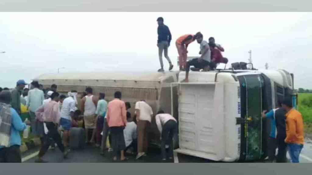 Diesel Tanker Overturns in akola, tanker accident, diesel spillage, Murtijapur,