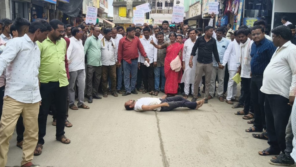 The President of Yuva Sangharsh Morcha in Deoli Kiran Thackeray protested till the Tehsil office regarding farmers issue wardha