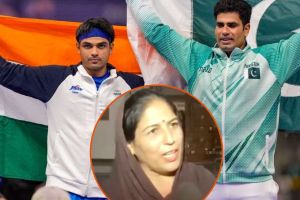 Neeraj chopra mother wins hearts after Olympic final