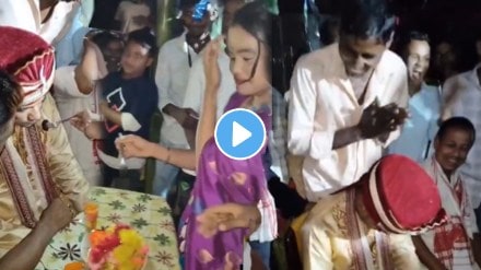 Sister Of The Bride Makes Fun Of The Groom During The Wedding Ceremony Funny Video