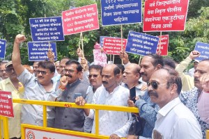 Retired police protest in front of Police Commissioner office to Nitesh Rane statement