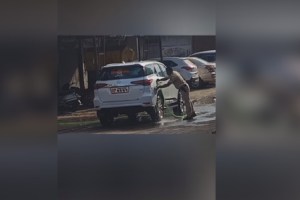 Shinde group MLA Sanjay Gaikwad cleaning car from the security guard video viral buldhana