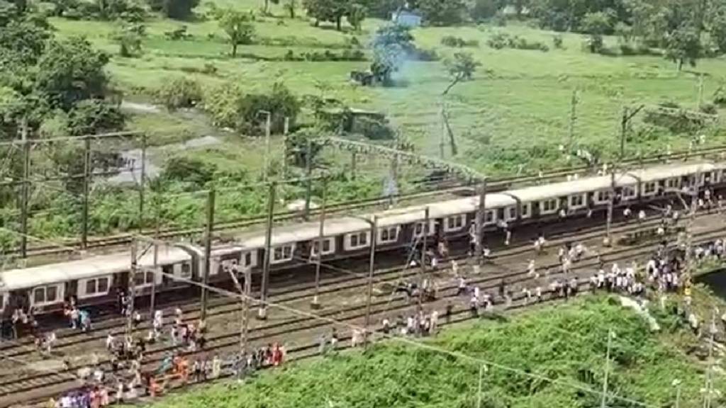 Overhead Wire Breaks at Thakurli station