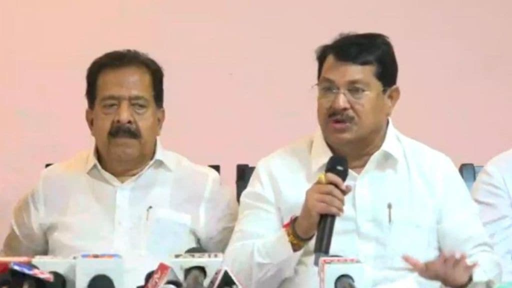 Opposition leader Vijay Wadettiwar criticized the state government