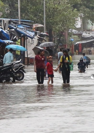 Heavy rain lashes parts of Mumbai city, on Saturday