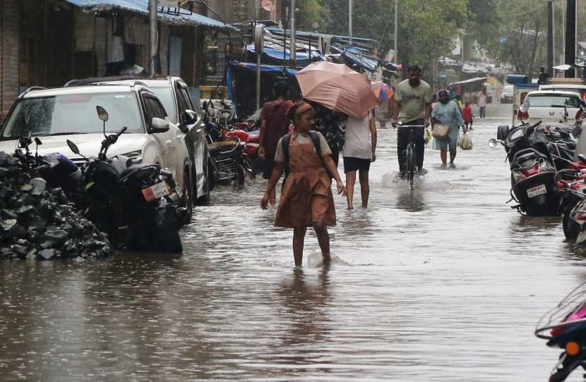 Heavy rain lashes parts of Mumbai city, on Saturday