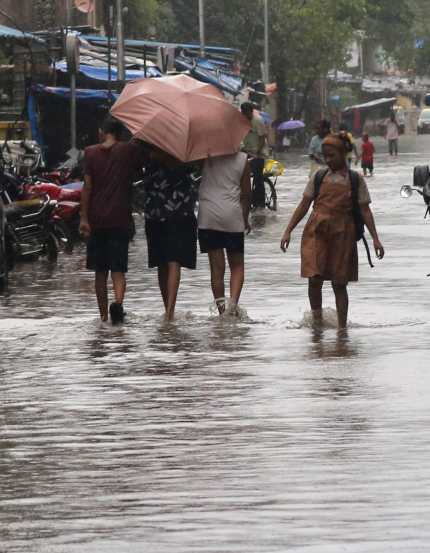 Heavy rain lashes parts of Mumbai city, on Saturday