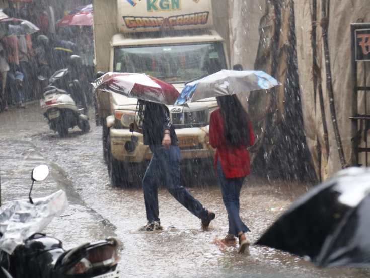 Heavy rain lashes parts of Mumbai city, on Saturday