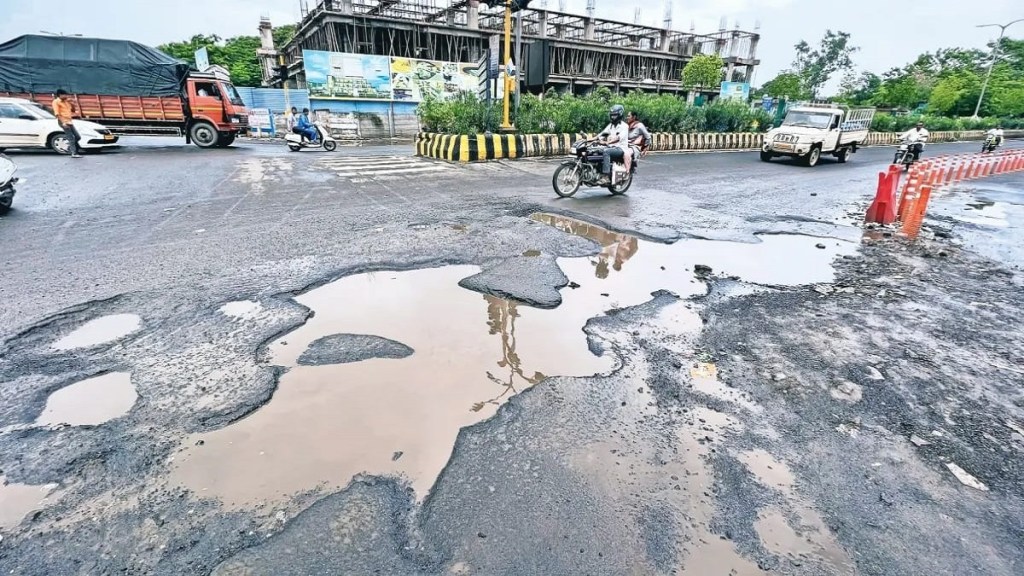 Potholes, Pune, rain, traffic jams,