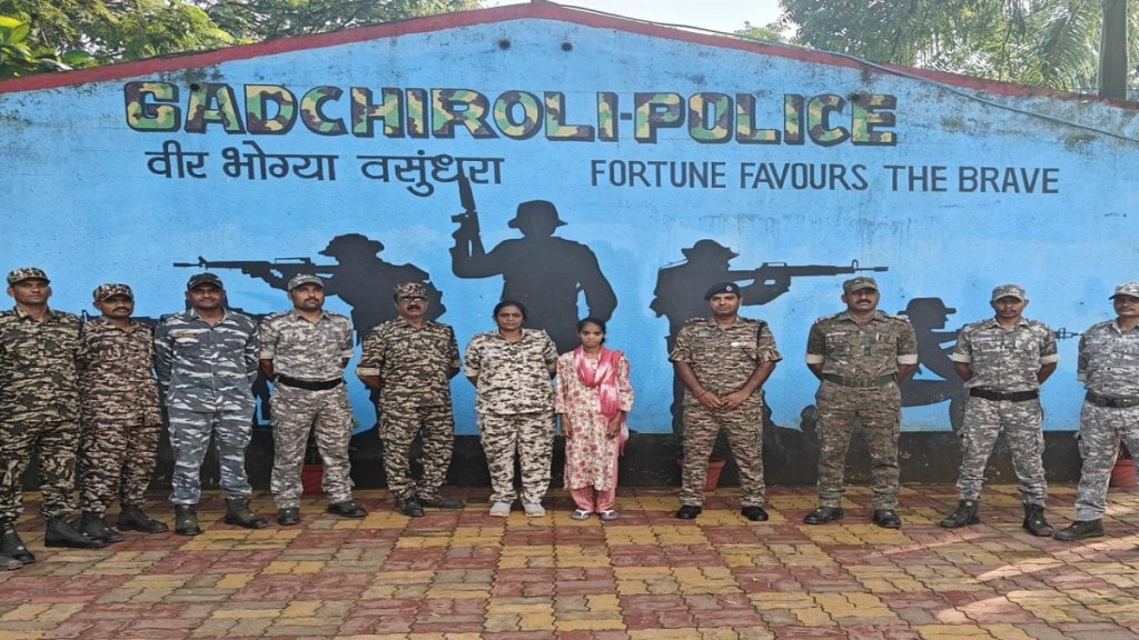 Gadchiroli, Naxalite woman, Naxalite woman surrenders,