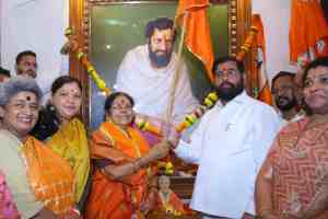 Thane, Anita Birje, Eknath Shinde, Anita Birje Joins Shinde Group , Anita Birje Joins Shinde Group, Uddhav Thackeray, Shiv Sena, Anand Dighe, Political Shift, Saffron Week, Dharmaveer Mukkam Post Thane, Shiv Sena Mahila Aghadi